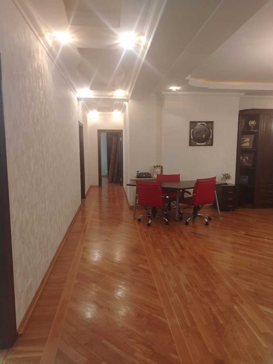 Kirayə verilir 3 otaqlı yeni tikili, 160 m², 28 May m.-23