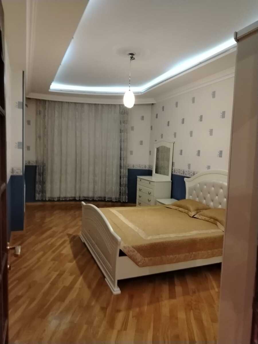 Kirayə verilir 3 otaqlı yeni tikili, 160 m², 28 May m.-25