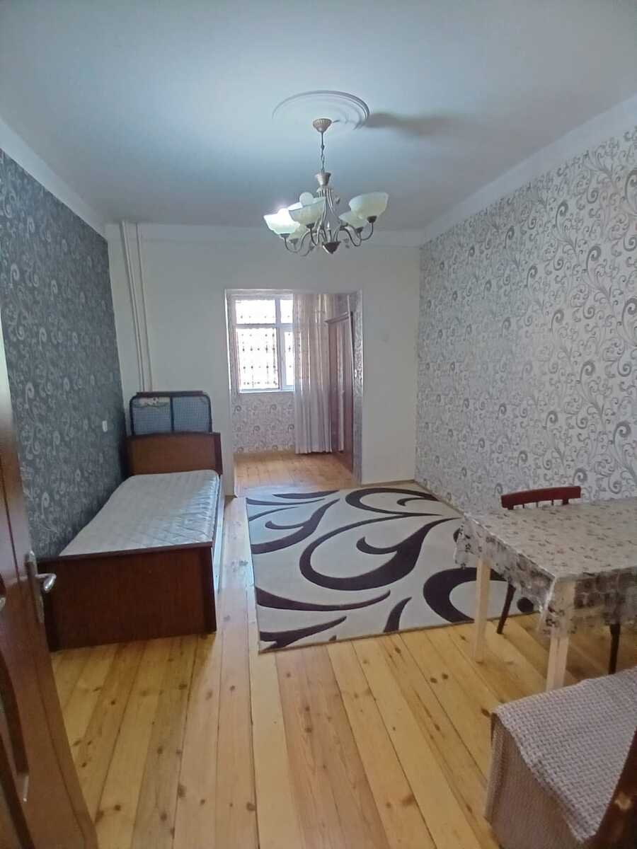 Satılır 1 otaqlı köhnə tikili, 45 m², İnşaatçılar m.-1