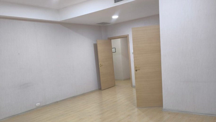 42 m<sup>2</sup> ofis icarəyə verilir, Gənclik m.-2