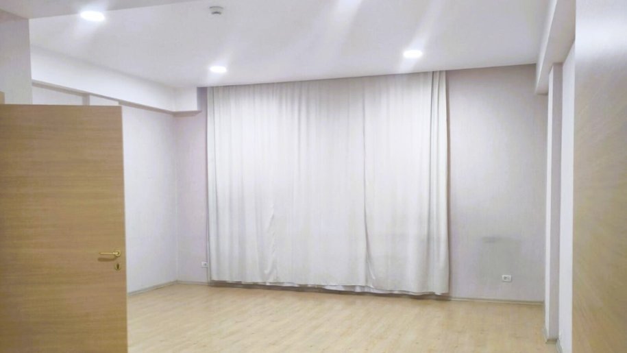 42 m<sup>2</sup> ofis icarəyə verilir, Gənclik m.-8