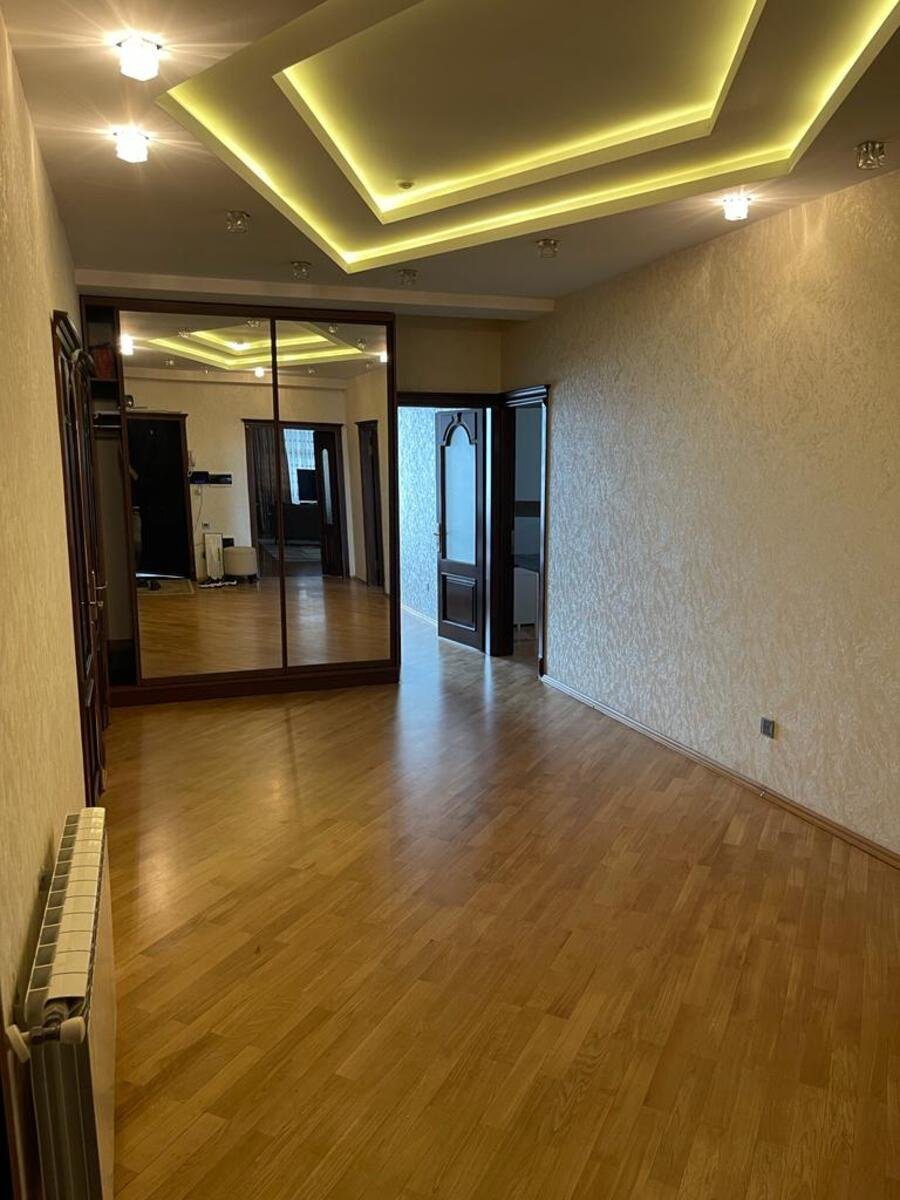 Kirayə verilir 3 otaqlı yeni tikili, 170 m², 28 May m.-4