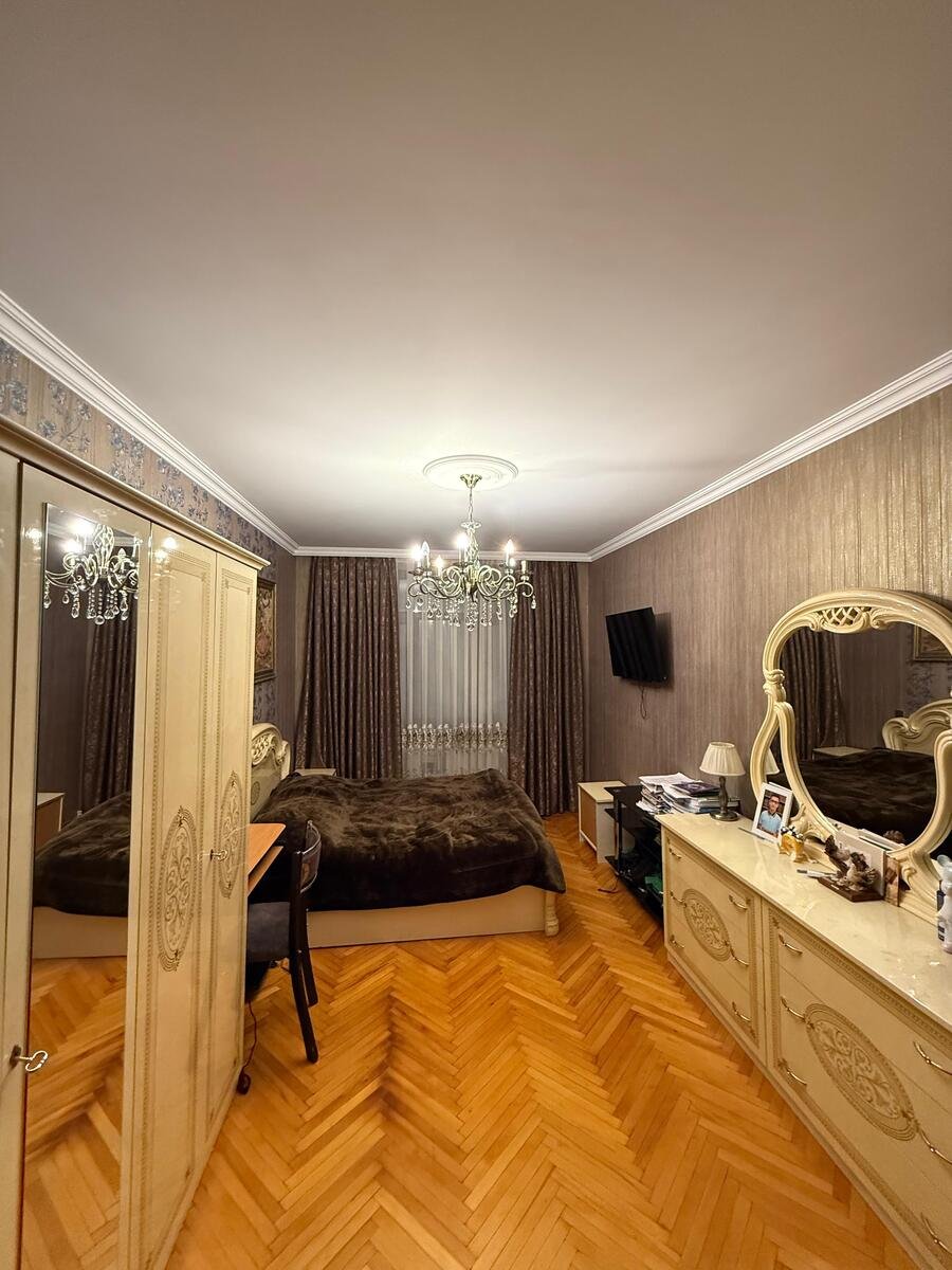 Satılır 4 otaqlı köhnə tikili, 105 m², Azadlıq Prospekti m.-1