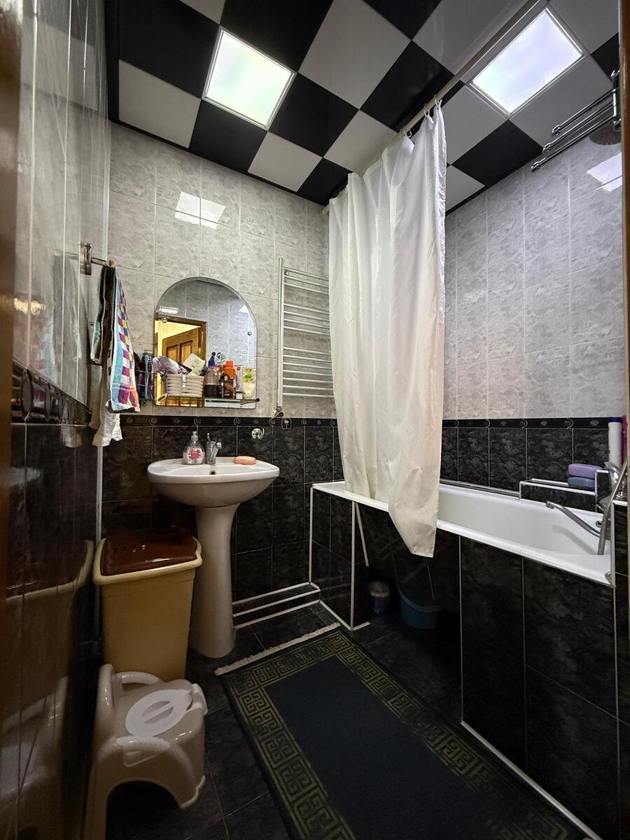 Satılır 4 otaqlı köhnə tikili, 105 m², Azadlıq Prospekti m.-17