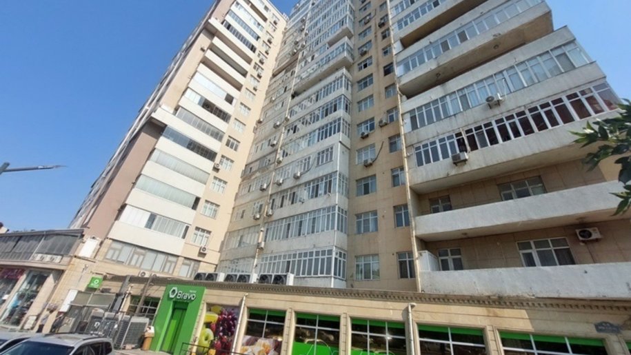 300 m<sup>2</sup> obyekt satılır, Memar Əcəmi m.-1