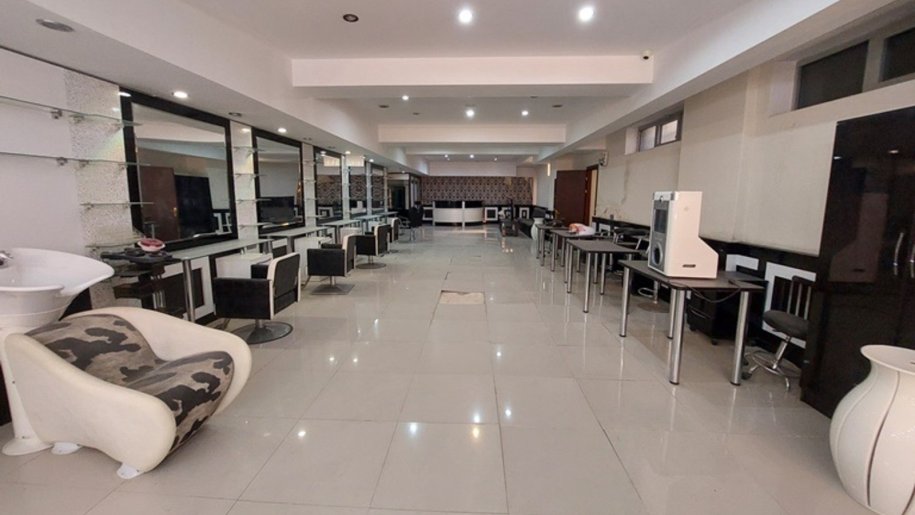 300 m<sup>2</sup> obyekt satılır, Memar Əcəmi m.-2