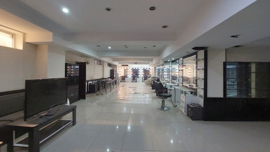 300 m<sup>2</sup> obyekt satılır, Memar Əcəmi m.-3