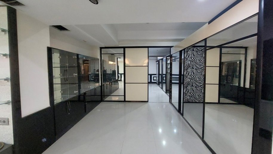 300 m<sup>2</sup> obyekt satılır, Memar Əcəmi m.-18