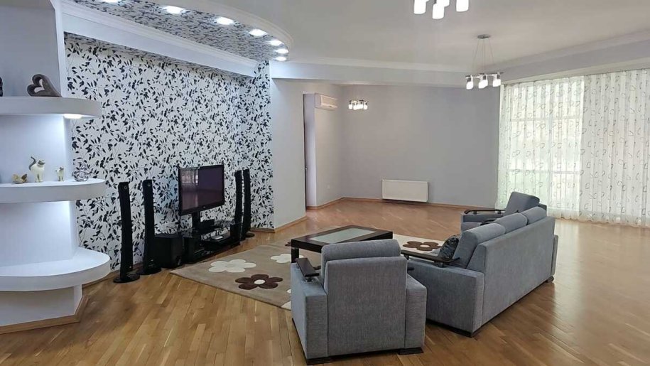 Kirayə verilir 4 otaqlı yeni tikili, 250 m², 28 May m.-1