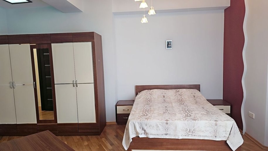 Kirayə verilir 4 otaqlı yeni tikili, 250 m², 28 May m.-3