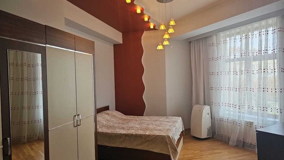 Kirayə verilir 4 otaqlı yeni tikili, 250 m², 28 May m.-4