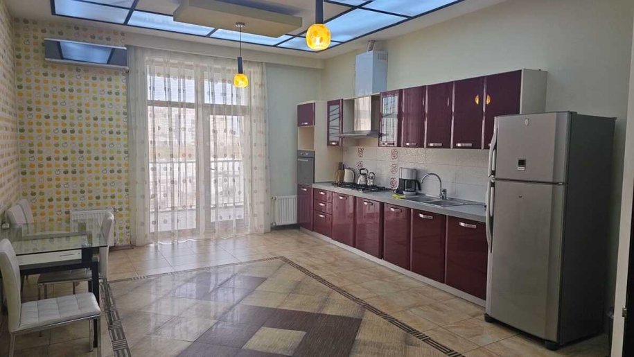 Kirayə verilir 4 otaqlı yeni tikili, 250 m², 28 May m.-7