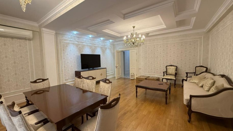 Kirayə verilir 4 otaqlı yeni tikili, 200 m², 28 May m.-2