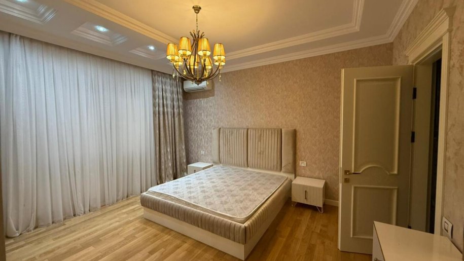 Kirayə verilir 4 otaqlı yeni tikili, 200 m², 28 May m.-4