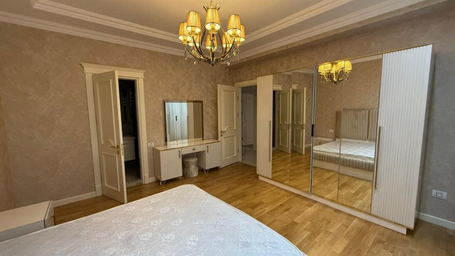 Kirayə verilir 4 otaqlı yeni tikili, 200 m², 28 May m.-5