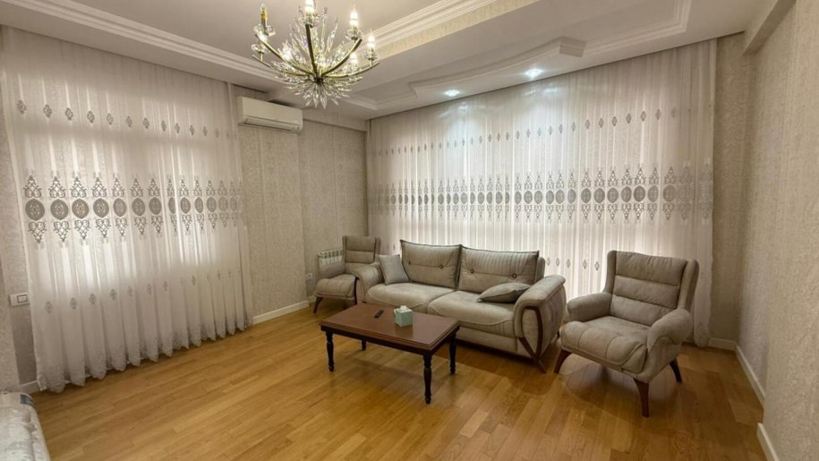 Kirayə verilir 4 otaqlı yeni tikili, 200 m², 28 May m.-8