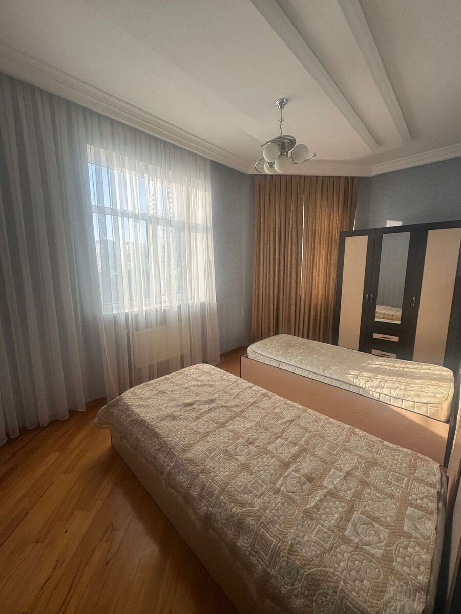 Kirayə verilir 3 otaqlı yeni tikili, 120 m², 28 May m.-9