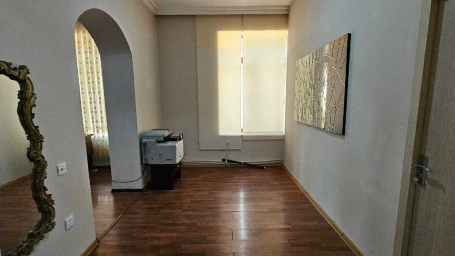 320 m<sup>2</sup> ofis icarəyə verilir, Nizami m.-8