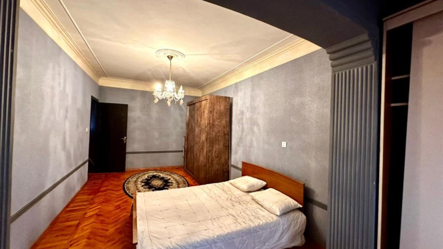 Satılır 3 otaqlı köhnə tikili, 110 m², Azadlıq Prospekti m.-5