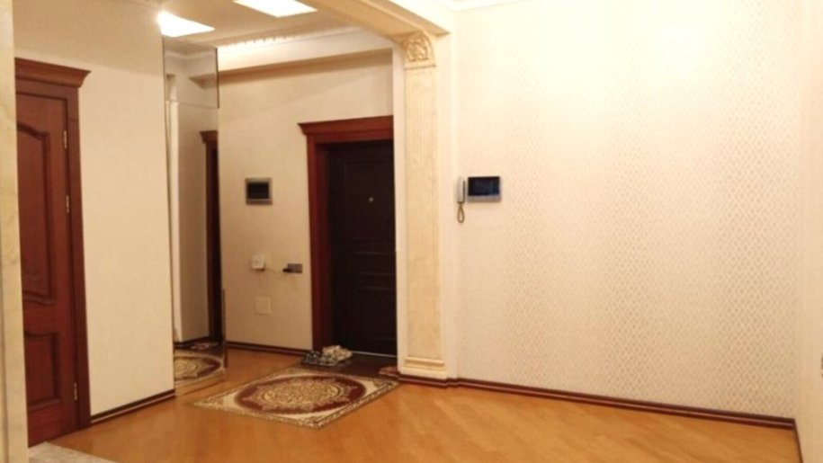 Satılır 3 otaqlı yeni tikili, 140 m², İnşaatçılar m.-8