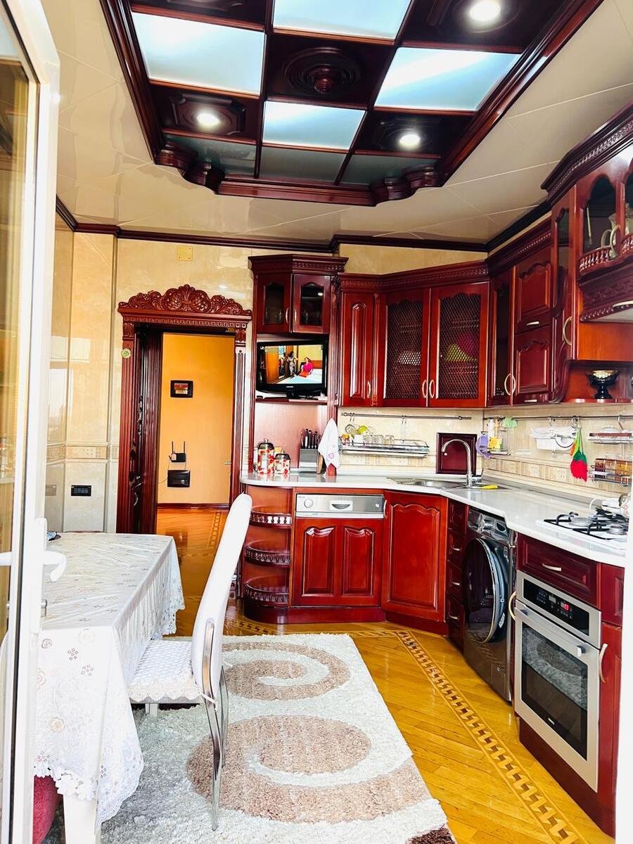 Satılır 4 otaqlı yeni tikili, 160 m², İnşaatçılar m.-13