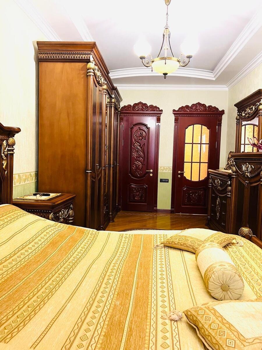 Satılır 4 otaqlı yeni tikili, 160 m², İnşaatçılar m.-17