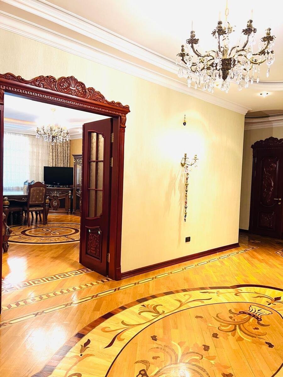 Satılır 4 otaqlı yeni tikili, 160 m², İnşaatçılar m.-21