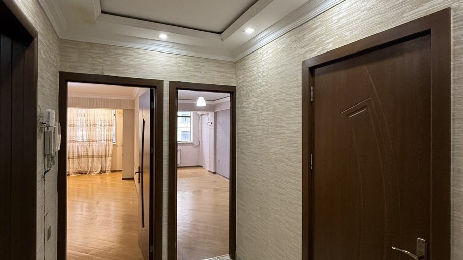 Satılır 2 otaqlı köhnə tikili, 65 m², İnşaatçılar m.-11