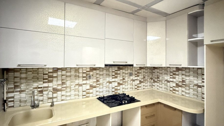 Satılır 2 otaqlı köhnə tikili, 65 m², İnşaatçılar m.-13