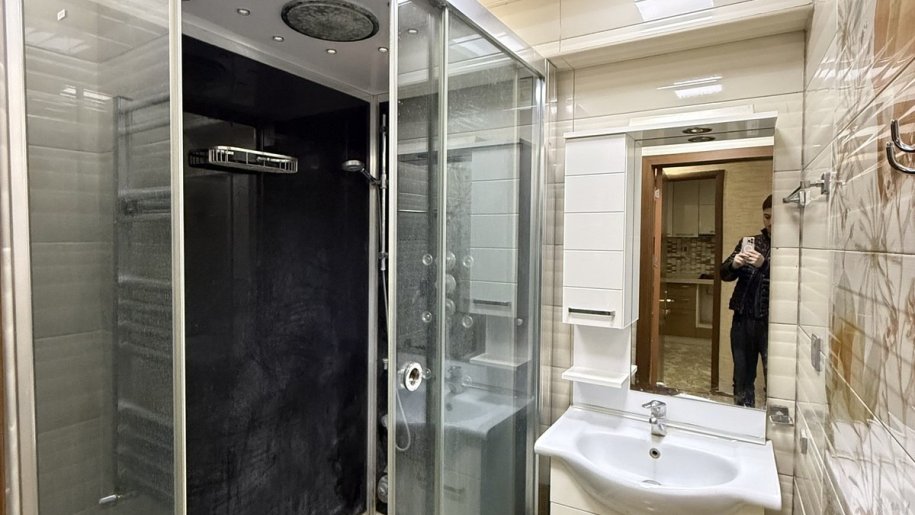 Satılır 2 otaqlı köhnə tikili, 65 m², İnşaatçılar m.-15