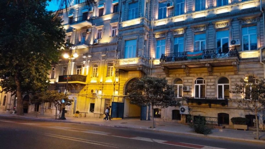 65 m<sup>2</sup> ofis satılır, İçərişəhər m.-1