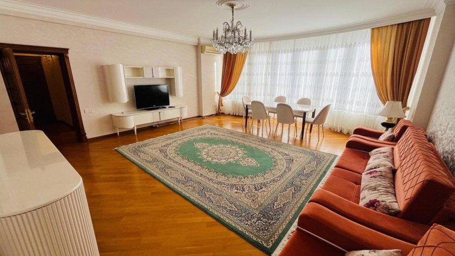 Satılır 5 otaqlı yeni tikili, 190 m², 28 May m.-3