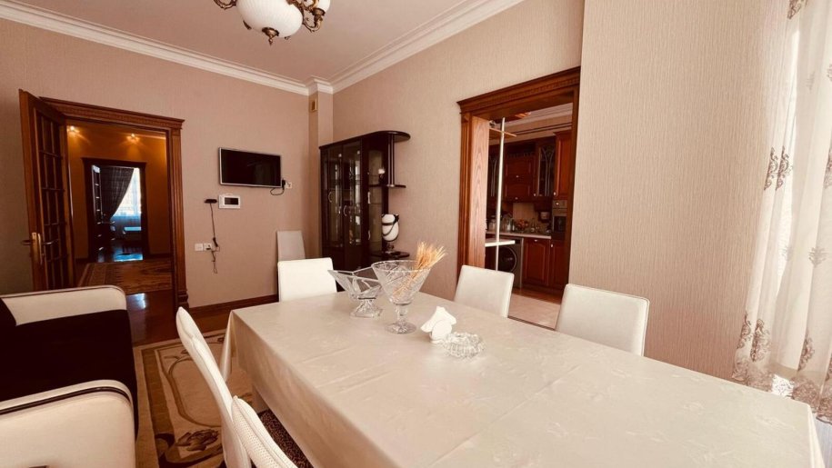 Satılır 5 otaqlı yeni tikili, 190 m², 28 May m.-6