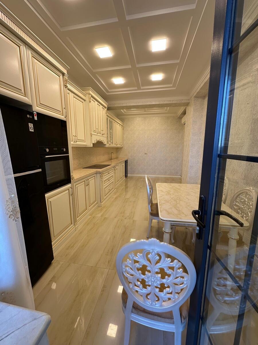 Kirayə verilir 4 otaqlı yeni tikili, 200 m², Elmlər Akademiyası m.-8