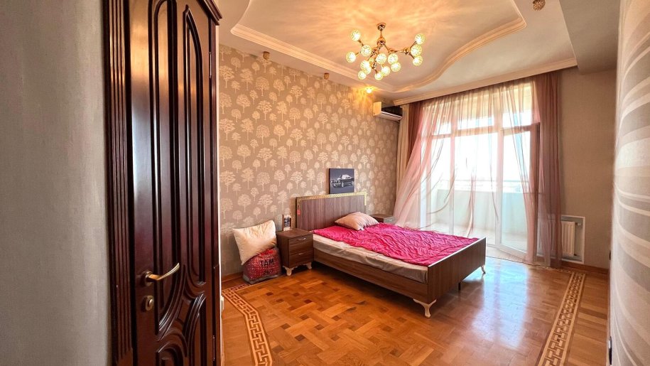 Satılır 4 otaqlı yeni tikili, 220 m², 28 May m.-4