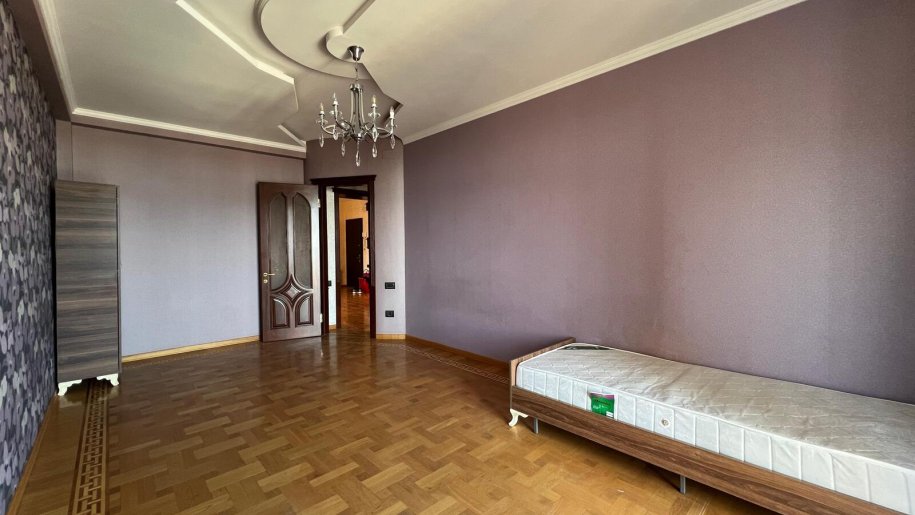 Satılır 4 otaqlı yeni tikili, 220 m², 28 May m.-10