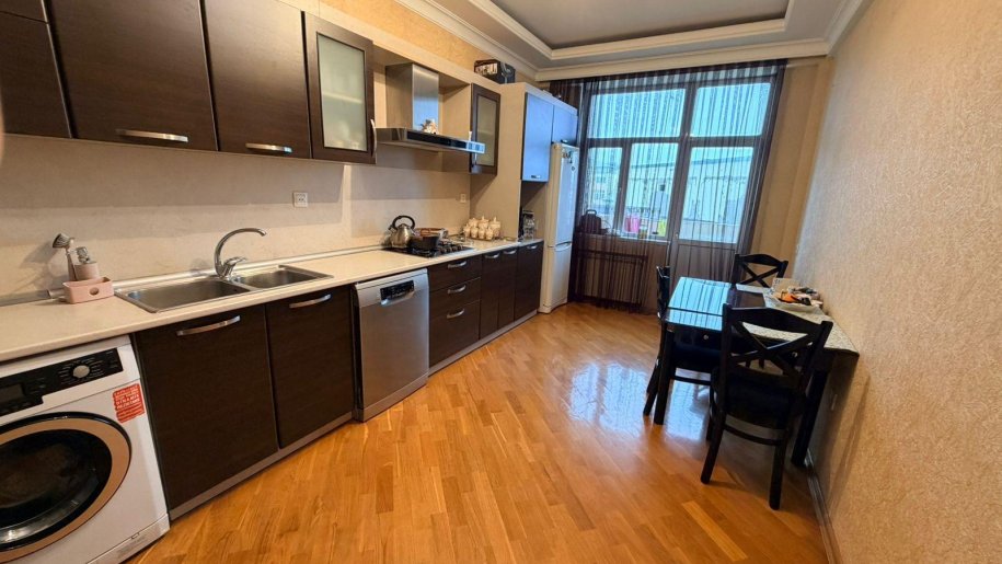 Satılır 2 otaqlı yeni tikili, 110 m², İnşaatçılar m.-7