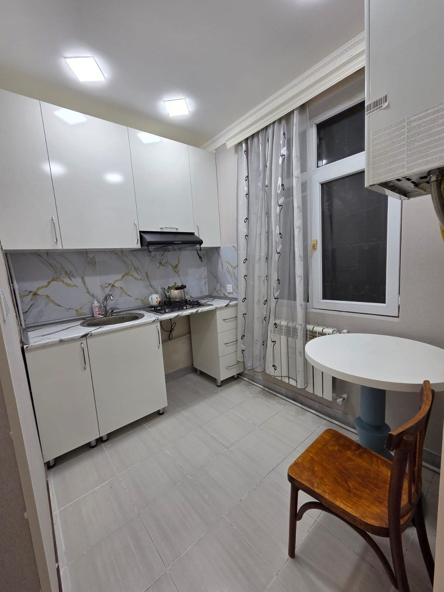 Kirayə verilir 2 otaqlı köhnə tikili, 57 m², Memar Əcəmi m.-8