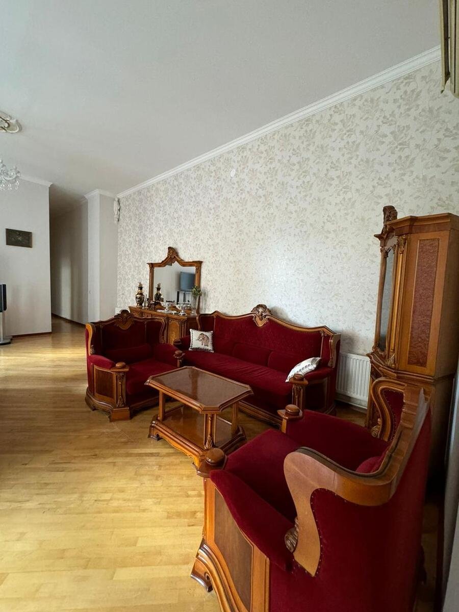 Kirayə verilir 4 otaqlı köhnə tikili, 200 m², İçərişəhər m.-8