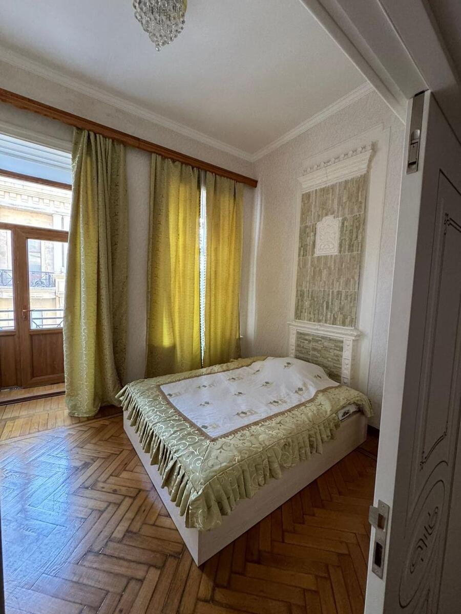 Kirayə verilir 4 otaqlı köhnə tikili, 200 m², İçərişəhər m.-11